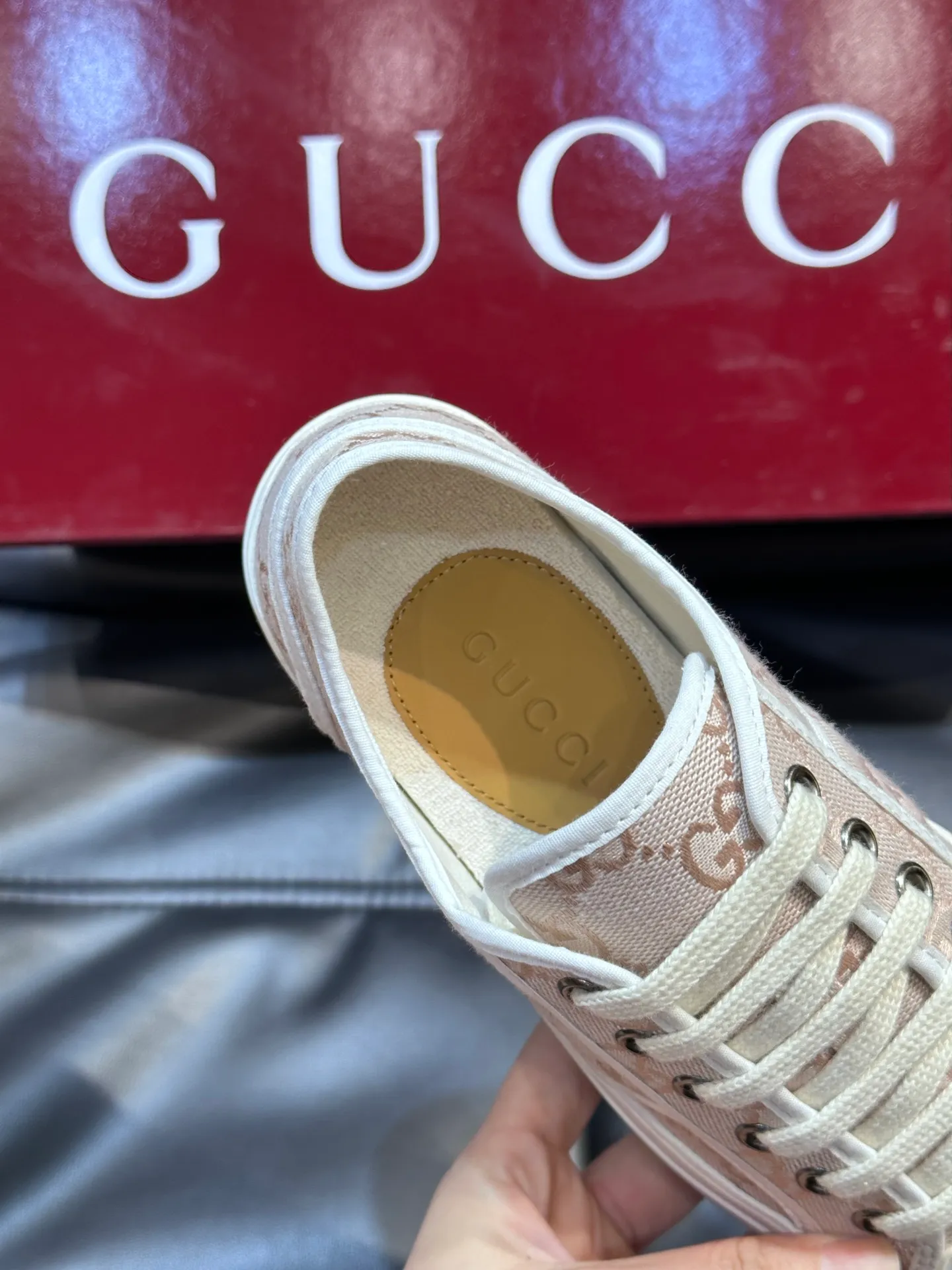 Men's shoes 💰p360 "GUUC*" Couple model 👫GG printed canvas sneakers, this sneaker is from the Gucci Lido series, and its design is inspired by the summer style and beach clubs of the Italian coast. The early autumn series reinterprets the brand's classic design elements and exquisite patterns from a modern perspective. These low-top sneakers are crafted from the brand's original fabric, the classic GG printed canvas, with a slightly distressed effect around the rubber sole. The GG pattern and logo are cleverly integrated into the sole, and the toe is embellished with an embossed Gucci logo. The towel insoles are decorated with brand logo leather labels, are light, comfortable and breathable for the feet, and come with a full set of original packaging! Size: Female 35-40 Male 38-45 (46 customized)